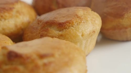 Goldfarbenes Maisbrot in Form eines Muffins Slow Pan 4K 2160p 30fps UltraHD-Filmmaterial - Schwenken über c