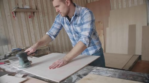 Carpenter verwendet eine Schleifmaschine zum Ausrichten