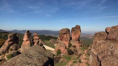 Langsames Schwenken auf Sandstein- und Konglomeratformationen in Westbulgarien 4K 2160p 30fps UltraHD-Aufnahmen