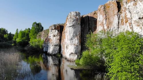 Hohe schneeweiße Kalksteinfelsen am Ufer des Flusses. Luftbildfotografie, eine Drohne fliegt mit