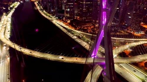 Noite no centro de São Paulo, Brasil. Distrito do centro da cidade no cenário da vida noturna.