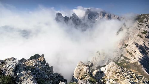 Paysage nuageux épique sur la montagne Cadini, Dolomites, Italie