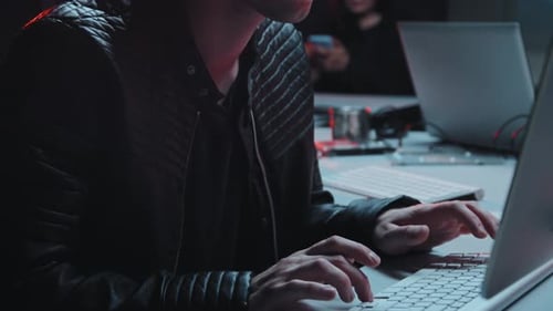 Hacker usando computador em Dark Hideout
