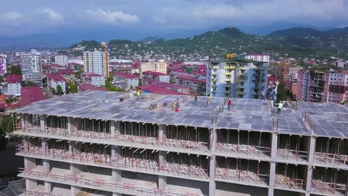 sitio de construcción de edificio residencial con trabajadores. Construcción monolítica.