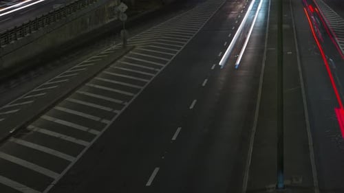 Die Bewegung von Autos auf den Straßen einer Großstadt, Zeitraffer, Strecke, Nacht
