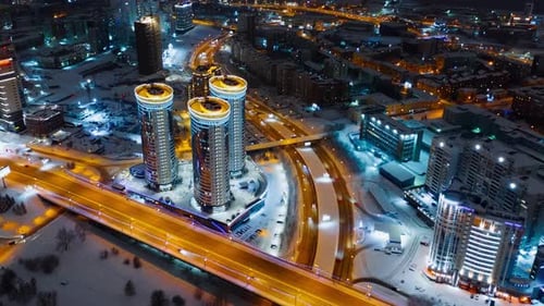 Nowosibirsk, Russland. Hyperlapse aus der Luft. Blick in Richtung Stadtzentrum der Nacht. Über einen fliegen