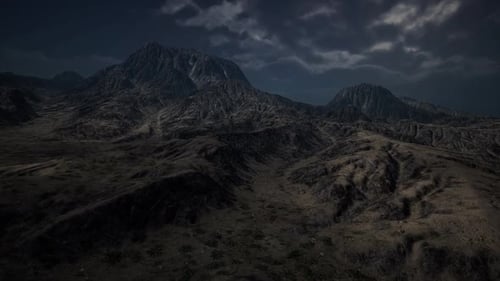 Montaña oscura con las nubes oscuras