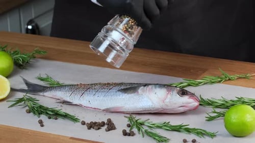 Meeräschen mit Marinade. Fisch-Gericht. Fisch kochen