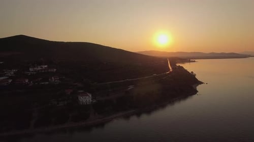 Vue aérienne de la côte de la plage de Trikorfo au coucher du soleil, Grèce