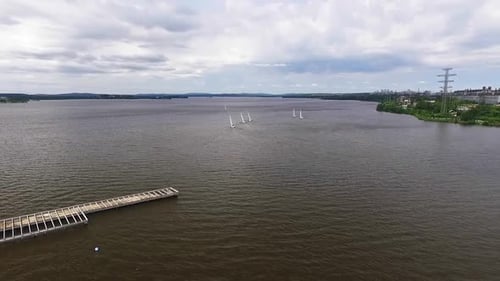 Regatta. Luftaufnahme von Booten auf dem Stadtteich 13