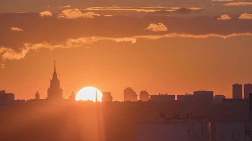 atemberaubender Sonnenuntergang über Moskau auf einem Teleobjektiv