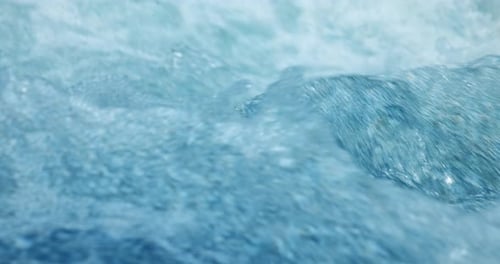 Closeup do rio da montanha na floresta em câmera lenta