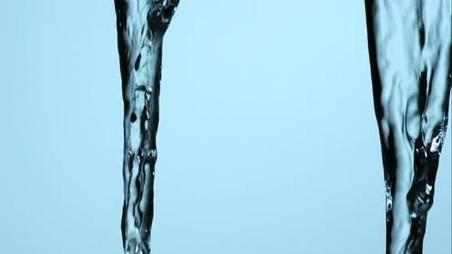 Gießen und Spritzen von Wasser in Ultrazeitlupe 1500 fps auf einer reflektierenden Oberfläche - WATER POURS 168