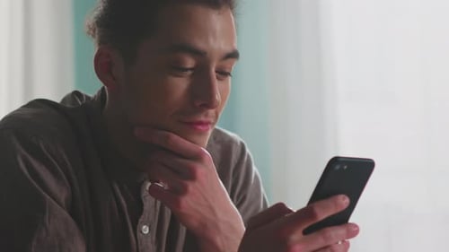 Joven mira las noticias de las redes sociales