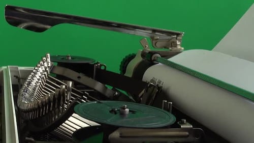 Das Tippen auf einer Retro-Schreibmaschine auf grünem Hintergrund. Chromakey.
