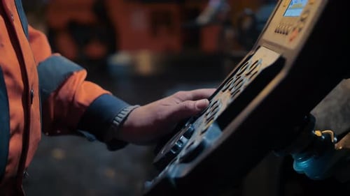 Un primer plano del panel de control de la pavimentadora de asfalto