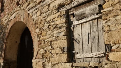Details der Fassade des verwitterten Steingebäudes 4K 2160p 30fps UltraHD-Aufnahmen - Antiker Weinkeller aus Holz