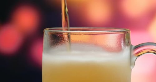 Bier ins Glas gießen