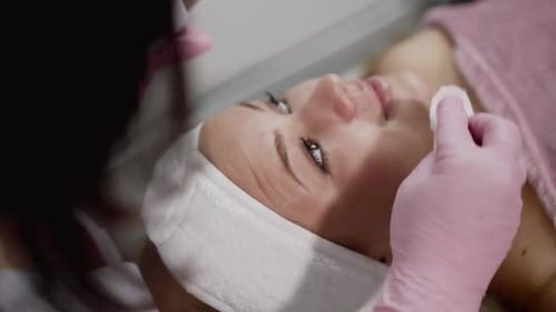 Facial Cleansing Before the Treatment of Ultrasonic Cleansing in Beauty Clinic