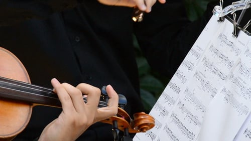 Playing Violin with Partitures