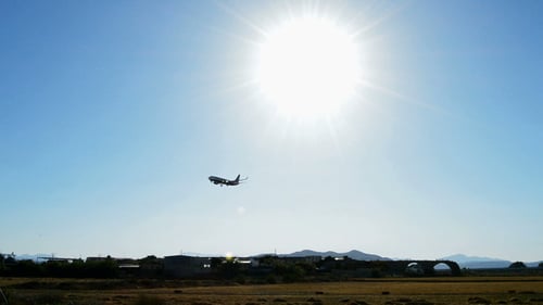 Flugzeug passieren und landen