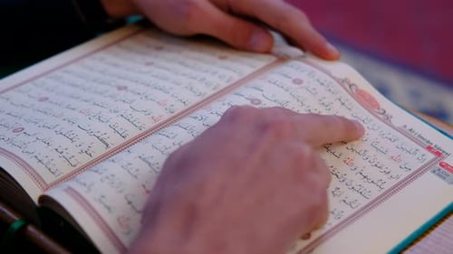 Mann, der die Koran-Moschee liest