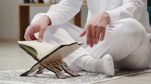 Mann aus dem Nahen Osten betet Nahaufnahme islamische Religion