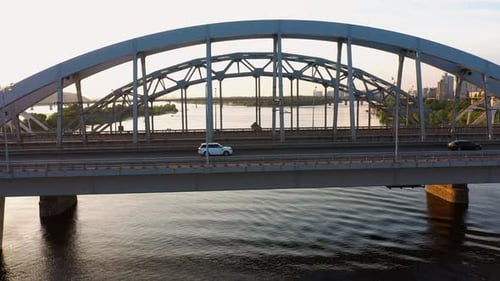 Autoverkehr auf der Brückenautobahn über dem Fluss