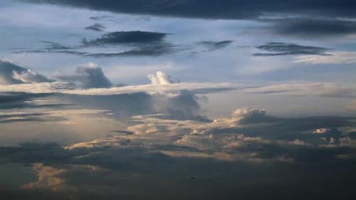 Zeitraffer der schönen Wolken, wenn sich der Sonnenuntergang nähert