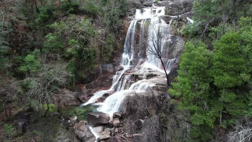 Rivière de montagne qui coule