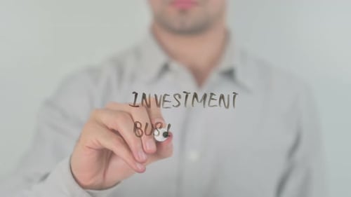 Investmentgeschäft, das mit der Hand auf dem Bildschirm schreibt