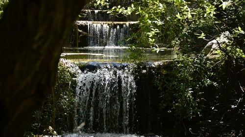 Gebirgswasser in Creek und Cascade