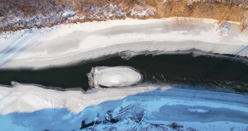 Der Fluss im Winter aus großer Höhe