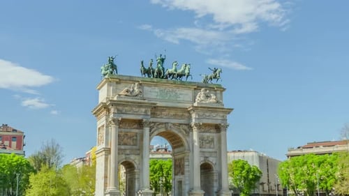Arco de la Paz con estatuas en la parte superior construida en el Parque de Milán