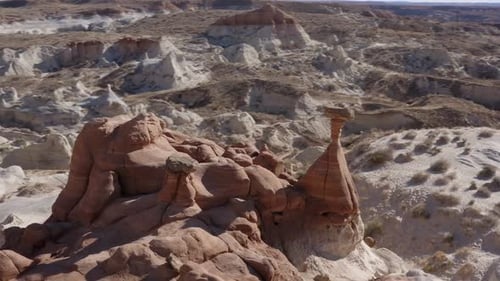 Toma aérea de 180 grados de los hoodoos de Toadstool en el sur de Utah