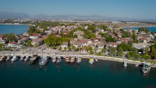 In Kadr gibt es eine gemütliche Meeresbucht der Stadt Side. Kleiner Hafen in der Türkei mit niedlichen Yachten und