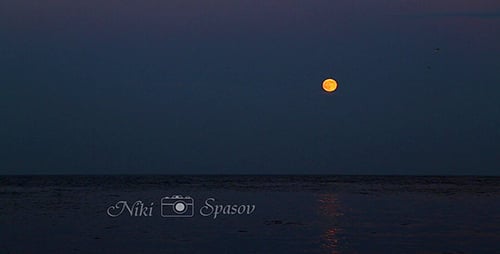 Mond über dem Meer