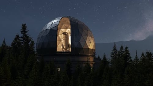 Ein modernes astronomisches Observatorium in einem riesigen Nadelwald während der Nacht. 4KHD
