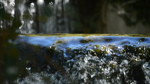 Im Bach fließendes Wasser
