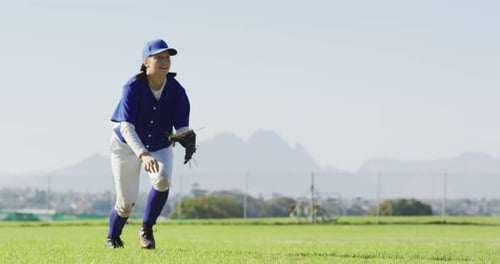 Jugadora de béisbol caucásica, jardinero atrapando y dejando caer pelota en el campo de béisbol