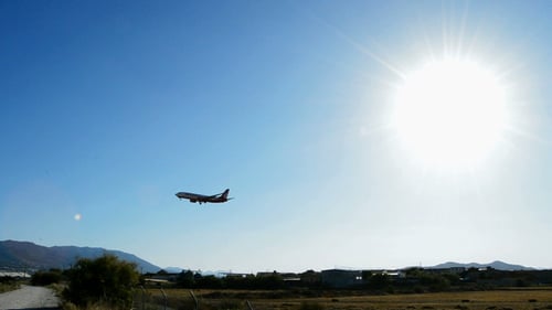Flugzeug landen und passieren