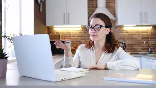 Empresária se comunicando por videochamada