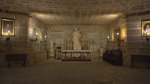 Una tumba y una estatua en una cripta