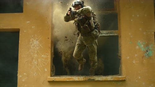 Soldat sautant après une explosion, au Ralenti