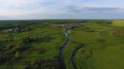 Über einen kleinen Fluss fliegen