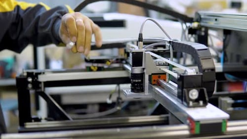 Ingenieur entfernt Düse von der Maschine bei Oberflächenmontagetechnologie für Wartungs- und Räumstellen