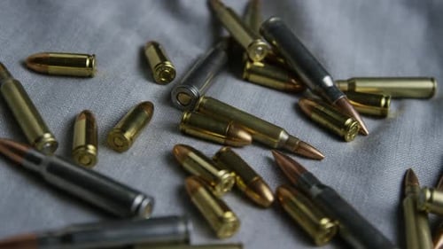 Filmmusik rotierende Aufnahme von Kugeln auf einer Stoffoberfläche - BULLETS 099