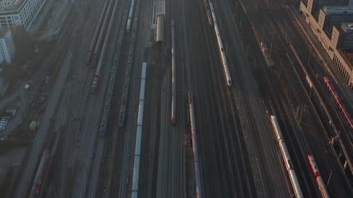 Mehrere Bahngleise mit 2 Zügen, die an einem schönen sonnigen Tag mit wenig Verkehr fahren