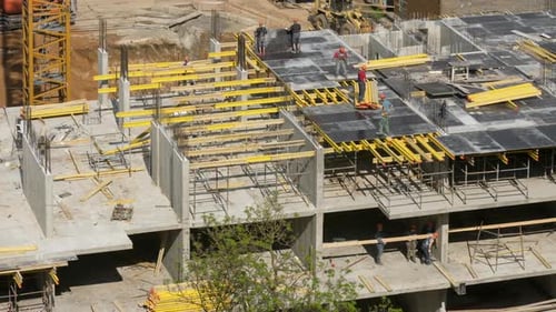 Les constructeurs vus d'en haut travaillant sur le chantier de construction, les travailleurs ont posé des dalles de plancher avant le béton