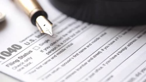Gros plan d'un formulaire de déclaration de revenus et stylo sur une table
